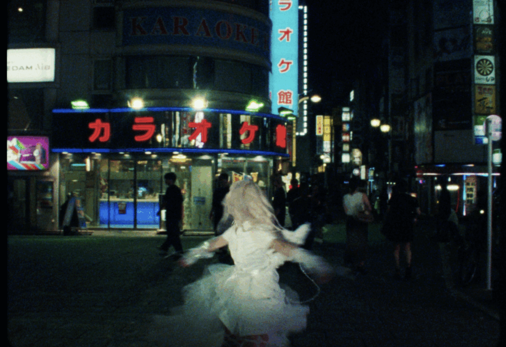 SAGOSAID『itsumademo shinu noha kowai ?』「dance / wings」のMVのワンシーン